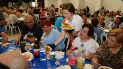 La tradicional fiesta de la tercera edad en el Centre de Congressos, Fires i Trobades re�ne a unas 1.200 personas