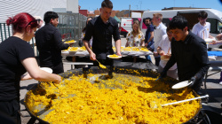 La tradicional fiesta de la tercera edad en el Centre de Congressos, Fires i Trobades re�ne a unas 1.200 personas
