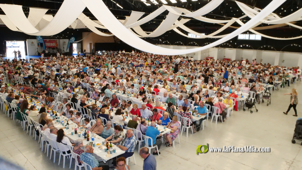 La tradicional fiesta de la tercera edad en el Centre de Congressos, Fires i Trobades re�ne a unas 1.200 personas