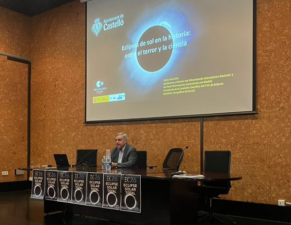 Aforo completo en la conferencia de Rafael Bachiller en el Planetario de Castellón dentro de los sábados del eclipse