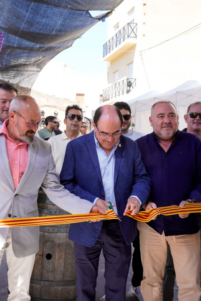 les-useres-inaugura-la-xii-fira-del-vi-como-escaparate-de-la-promocion-del-vino-y-la-gastronomia-local