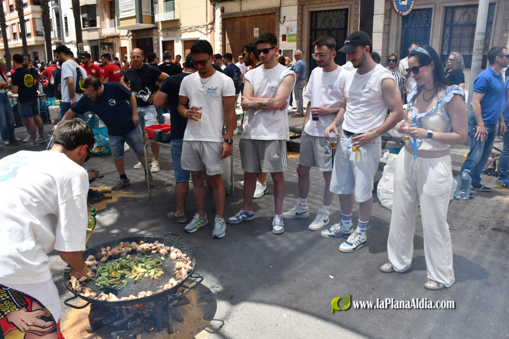 M�s de 1.800 personas participan en el 90.� Concurso de paellas y el 47.� Dinar de paellas en Vila-real
