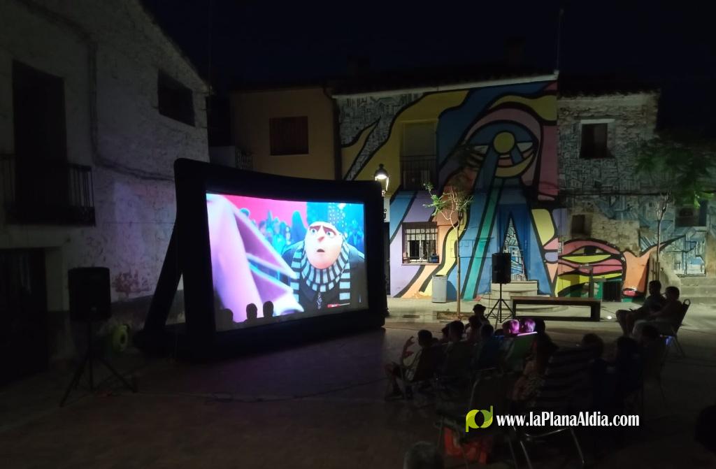 La Diputación de Castellón refuerza la programación cultural en los municipios de menos de 300 habitantes durante la época estival con el Cine de Verano
