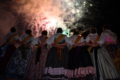 Vila-real tanca les festes en honor de Sant Pasqual amb un concert de David Civera davant d'una pla�a plena