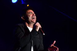 Vila-real tanca les festes en honor de Sant Pasqual amb un concert de David Civera davant d'una pla�a plena