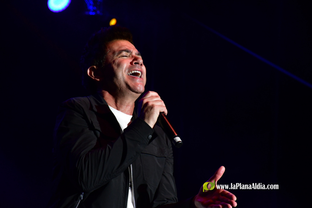 Vila-real tanca les festes en honor de Sant Pasqual amb un concert de David Civera davant d'una pla�a plena