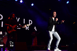 Vila-real tanca les festes en honor de Sant Pasqual amb un concert de David Civera davant d'una pla�a plena