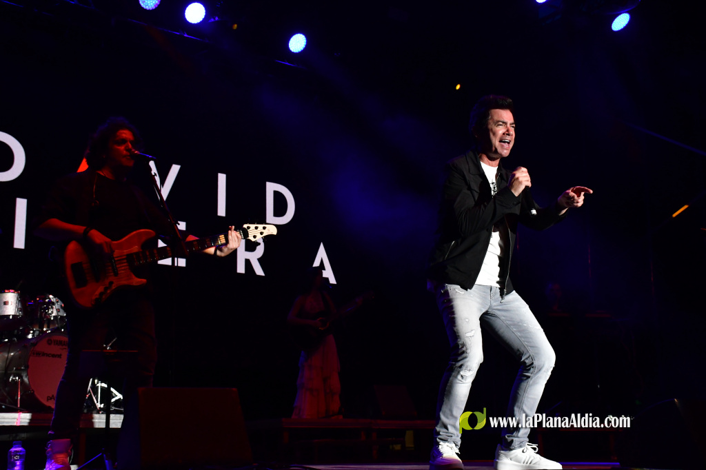 Vila-real tanca les festes en honor de Sant Pasqual amb un concert de David Civera davant d'una pla�a plena