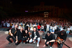 Vila-real tanca les festes en honor de Sant Pasqual amb un concert de David Civera davant d'una pla�a plena