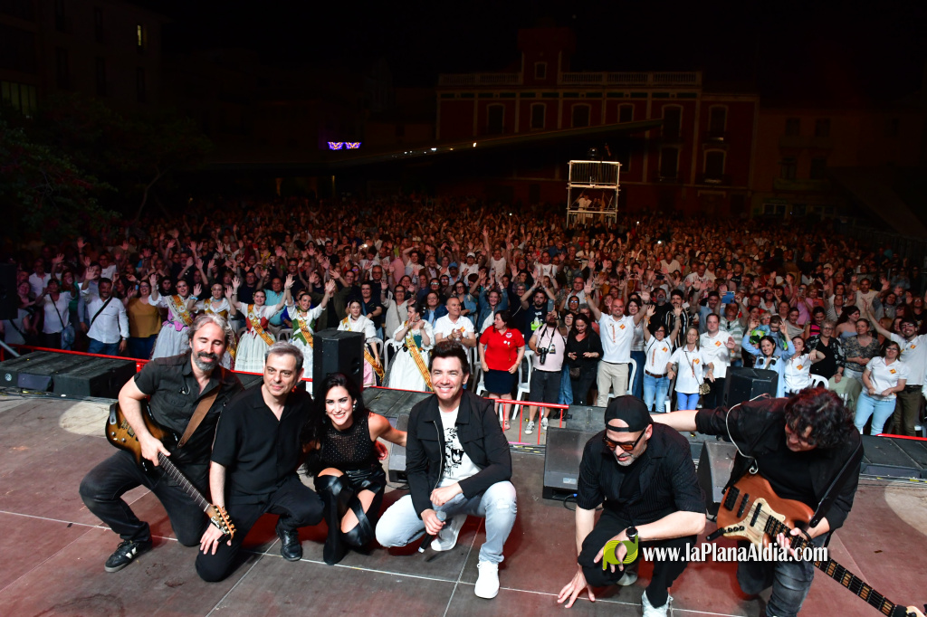 Vila-real tanca les festes en honor de Sant Pasqual amb un concert de David Civera davant d'una pla�a plena