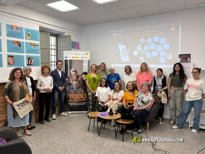 La secretaria autonómica de Igualdad y Diversidad destaca las oportunidades educativas y laborales que ofrece el programa ‘Todos conectados’ a las mujeres que sufren la brecha digital