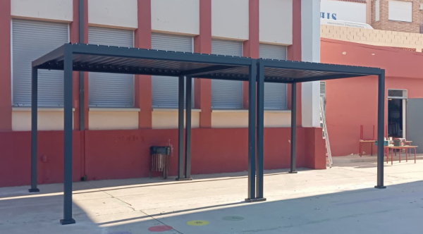 almenara-instala-una-nueva-doble-pergola-en-el-ceip-l-ereta-y-amplia-la-sombra-en-la-escola-infantil-municipal-con-donacion-de-jysk