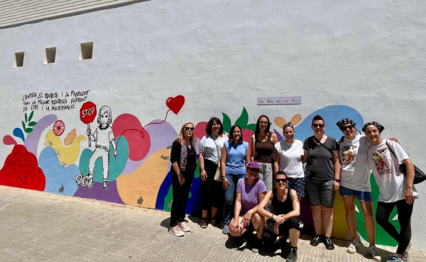 Un mural participativo defiende la empatía, la diversidad y el respeto frente al odio en Casal Jove