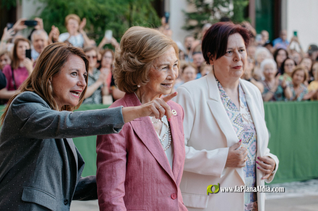 La Reina Do�a Sof�a visita Castell� i signa en el Llibre d'Honor durant el XXIX Congr�s de FESBAL