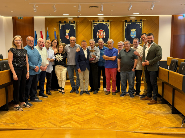 burriana-recibe-el-trofeo-del-historico-infantil-de-futbol-tras-lograr-el-tercer-puesto-de-espa-a