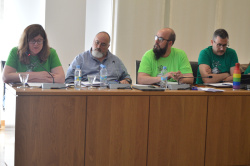 El Ple de Vila-real ha donat veu aquest dimarts als representants de l'Assemblea de Docents de Vila-real, que van acudir a la sessi� per exposar les seues reivindicacions i explicar els motius de la vaga educativa que est� a punt de culminar la tercera se