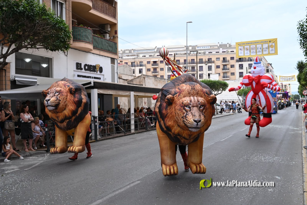Almassora omple els carrers de tradici�, m�sica i color amb el Preg� que s'ajorn� per la pluja