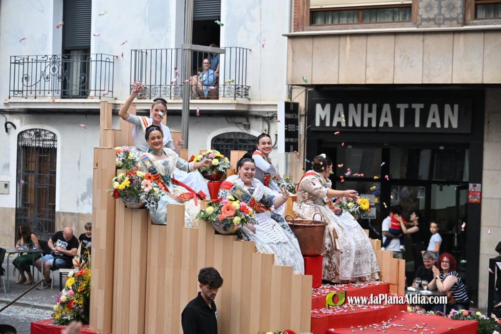 Almassora omple els carrers de tradici�, m�sica i color amb el Preg� que s'ajorn� per la pluja