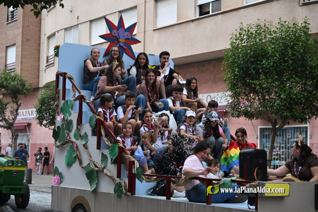 Almassora omple els carrers de tradici�, m�sica i color amb el Preg� que s'ajorn� per la pluja