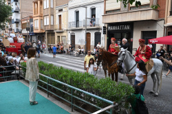 Almassora omple els carrers de tradici�, m�sica i color amb el Preg� que s'ajorn� per la pluja