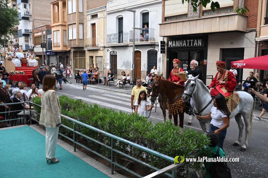 Almassora omple els carrers de tradici�, m�sica i color amb el Preg� que s'ajorn� per la pluja