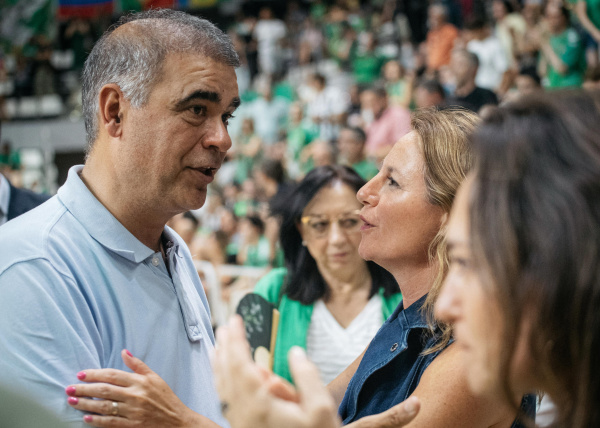 Begoña Carrasco felicita l'Amics després de la derrota al play-off que impedeix l'ascens a Primera FEB