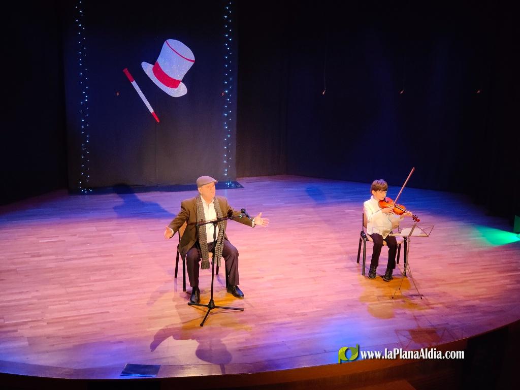 Fonsi apuesta por el alcorino Dani Escrig en la Voz Kids, y el joven junto a su abuelo forma parte de la campa�a de publicidad del Papa