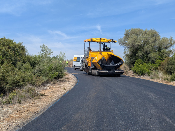 Empiezan en Benicarló las obras de asfaltado en el Camino de les Foies y Capuro para renovar 3,5 kilómetros de caminos rurales