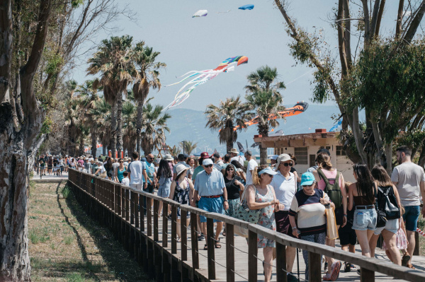 El Grau acoge un mercadillo artesanal en el Aeroclub para el III Festival Internacional del Viento
