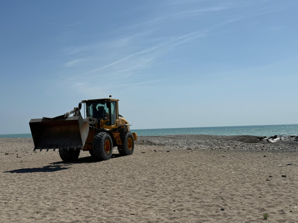 Burriana acelera la adecuación de la playa del Grao con maquinaria pesada para la temporada estival