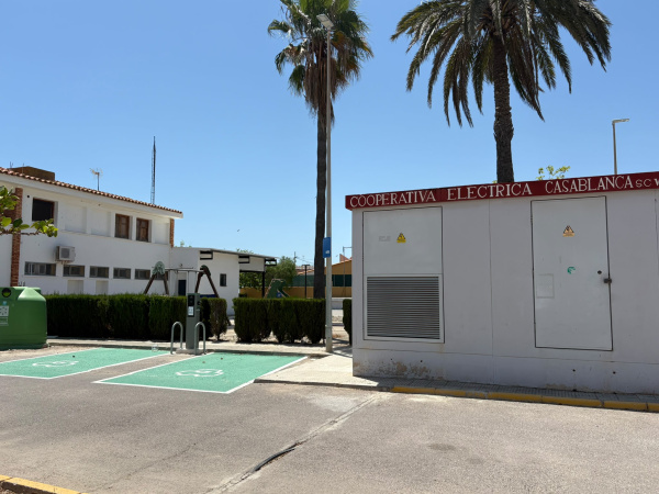 la-cooperativa-electrica-casablanca-instala-dos-puntos-de-recarga-para-vehiculos-electricos-en-la-playa-de-almenara