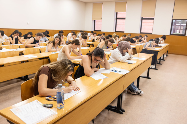 Lo Rat Penat exige explicaciones y responsabilidades a la Consellera de Educación por la marginación de autores valencianos en las PAU