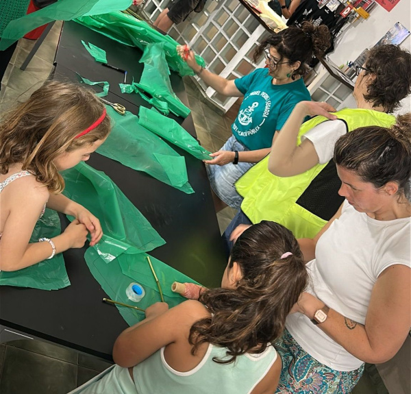 Un taller de catxirulos verdes por la educación pública