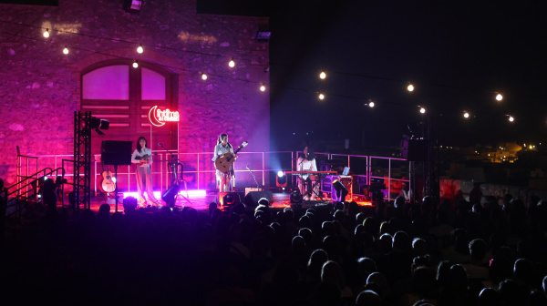 Valeria Castro inaugura la nueva edición de Íntims al Castell en Onda con un concierto íntimo en el Castillo de las 300 Torres