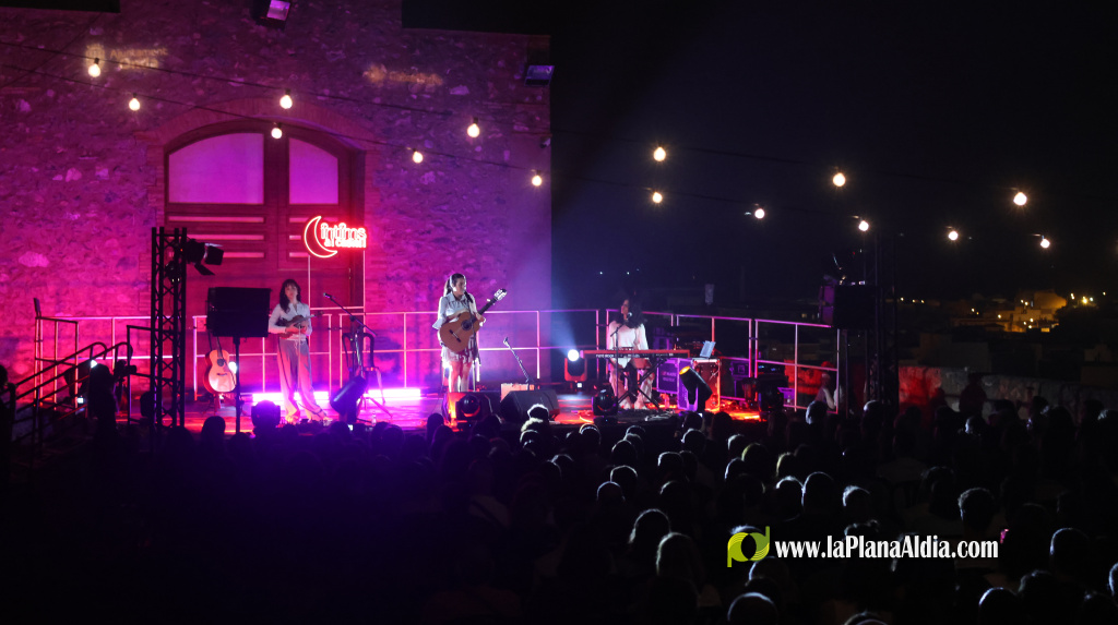 Valeria Castro inaugura la nueva edición de Íntims al Castell en Onda con un concierto íntimo en el Castillo de las 300 Torres
