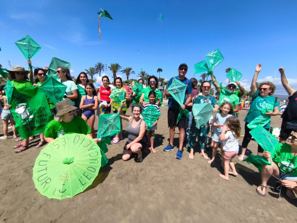 La comunidad educativa tiñe de verde el cielo de la playa del Grau durante el Festival del Viento