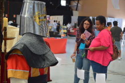 El regidor de Joventut de Vila-real, Javier L�pez, va visitar aquest cap de setmana la 12a edici� de les Jornades de l'Orgull Friki, organitzades per l'Associaci� Otakuonda al Centre de Congressos, Fires i Reunions de Vila-real, amb la col�laboraci� de l'