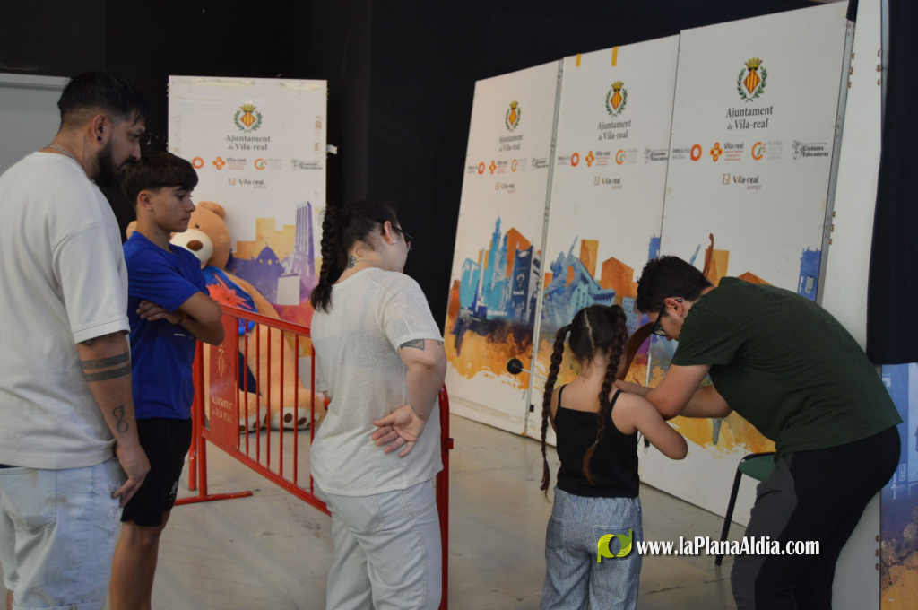 El regidor de Joventut de Vila-real, Javier L�pez, va visitar aquest cap de setmana la 12a edici� de les Jornades de l'Orgull Friki, organitzades per l'Associaci� Otakuonda al Centre de Congressos, Fires i Reunions de Vila-real, amb la col�laboraci� de l'