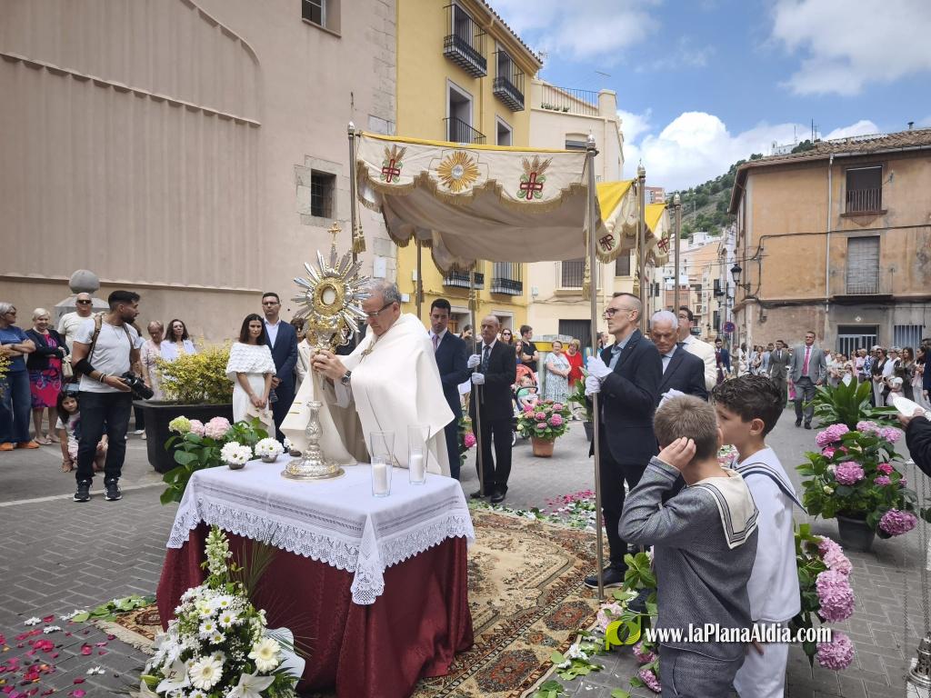 Concurrida Procesi�n del Corpus en Alcora