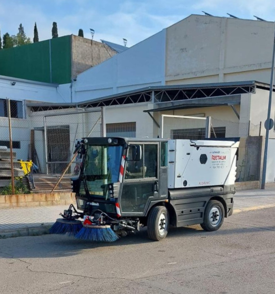 Almenara incorpora a los primeros ocho trabajadores de la bolsa de peones estacionales, refuerza la Brigada Municipal y estrena una barredora