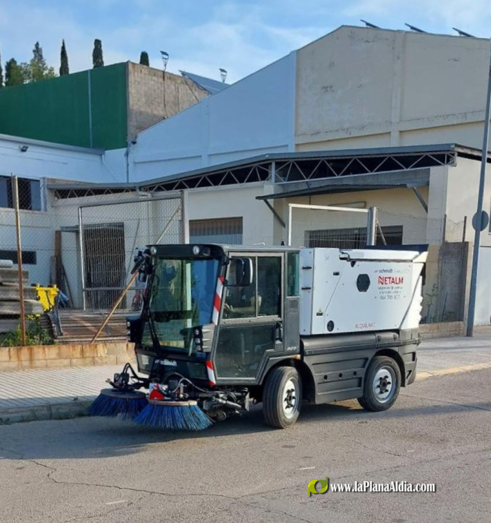 Almenara incorpora a los primeros ocho trabajadores de la bolsa de peones estacionales, refuerza la Brigada Municipal y estrena una barredora