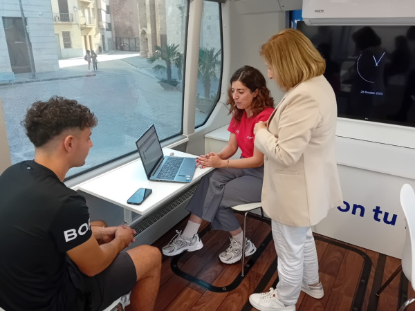 El Bus LABORA atiende a 46 personas en Burriana y refuerza la orientación laboral y la difusión de servicios de empleo