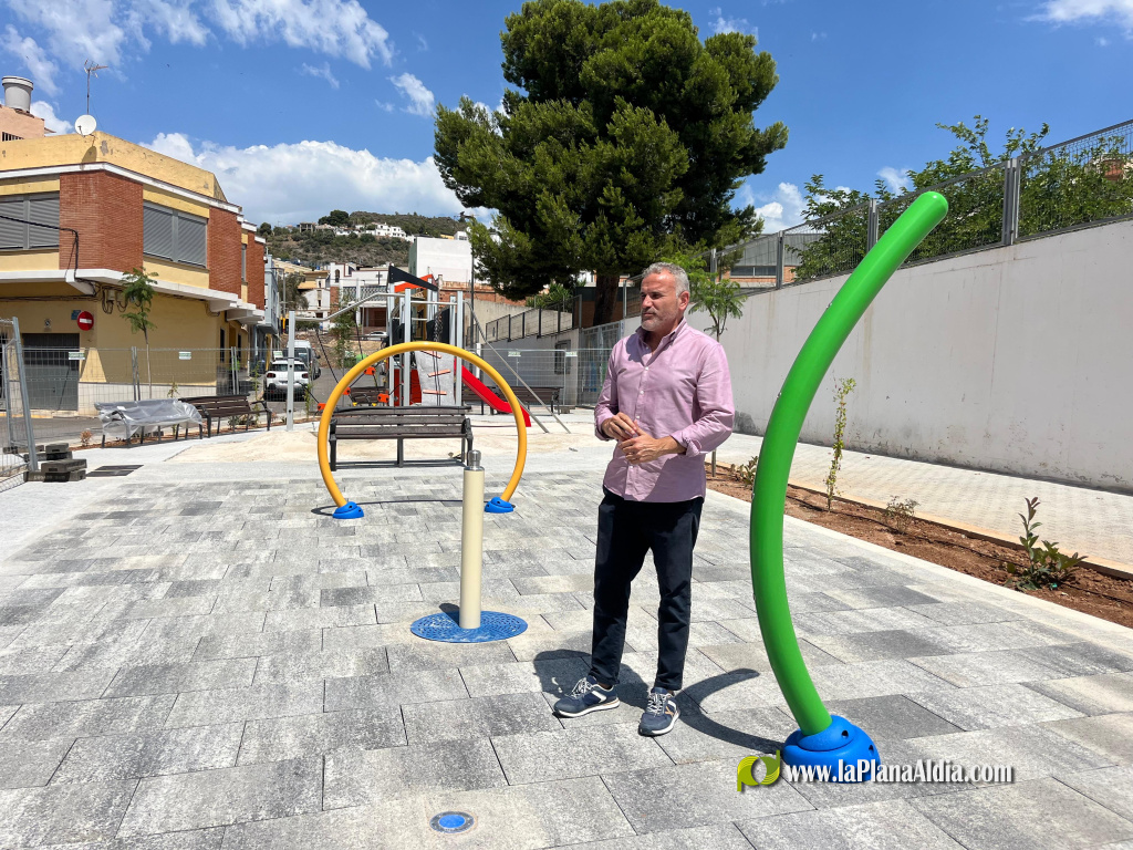 La Vall d'Uixó estrena una gran plaza en la calle Balmes con juegos de agua y zonas verdes