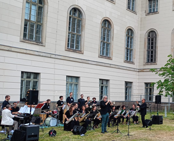 La UJI Big Band cierra el curso 2025-26 con Rex Richardson en el Paranimf