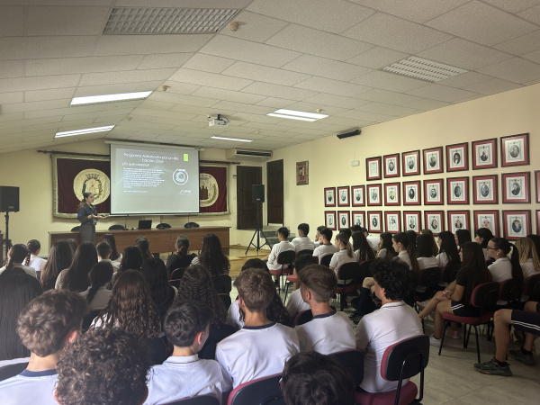 emma-latorre-astronauta-por-un-dia-acerca-el-espacio-a-los-estudiantes-de-segorbe
