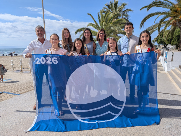 benicarlo-inicia-la-temporada-de-playas-con-la-hissada-de-las-banderas-azules