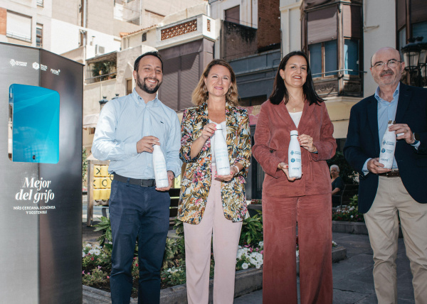 Castelló activa cinc nous punts d'aigua potable refrigerada per combatre la calor aquest estiu