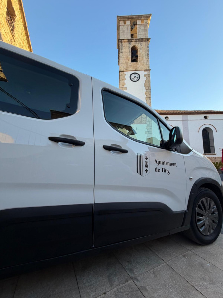 tirig-garantiza-el-transporte-al-medico-para-las-personas-mayores-con-un-nuevo-vehiculo-municipal