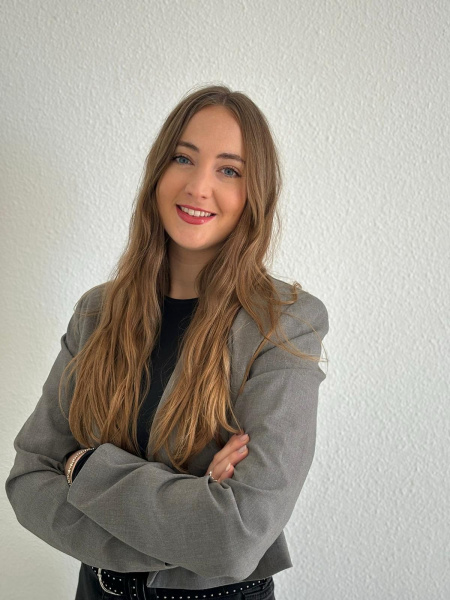 Carla Piqueres Centelles, ganadora de la VI edición de #HiloTesis