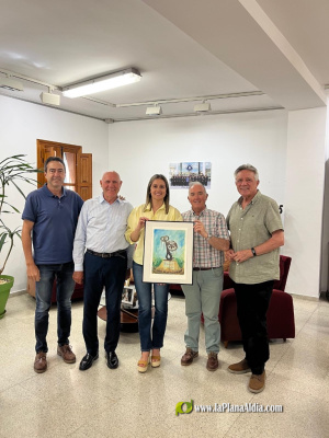 el-rotary-club-vall-d-uixo-entrega-a-tania-ba-os-una-lamina-que-reproduce-la-escultura-rotaria